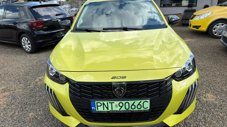 PEUGEOT 208 -
