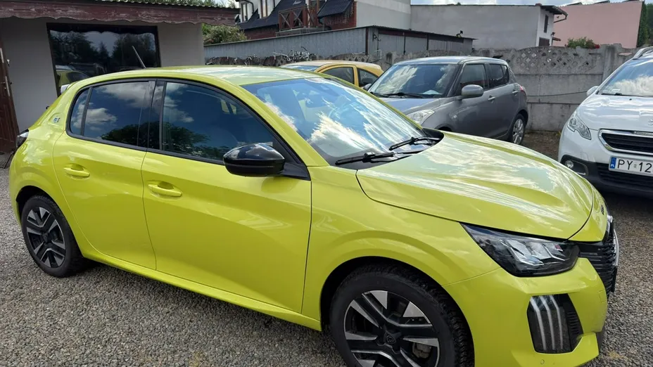 PEUGEOT 208 -