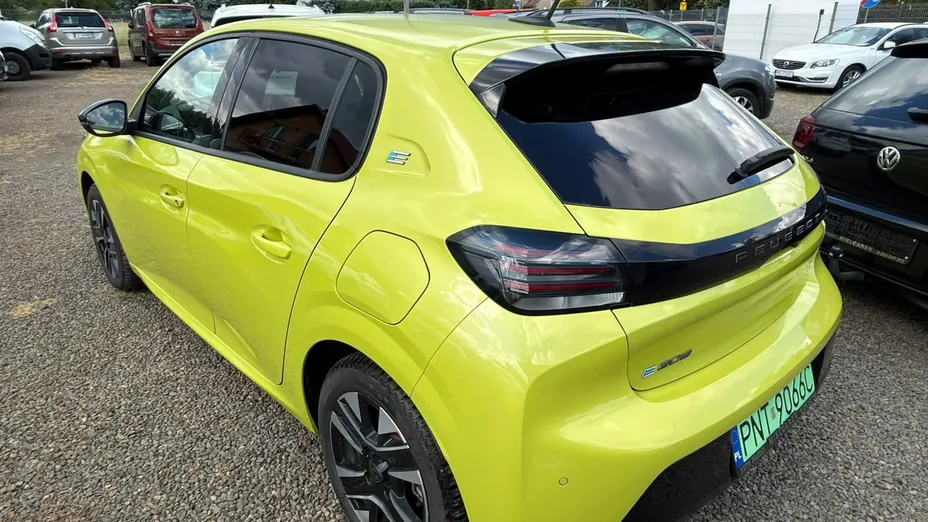 PEUGEOT 208 -