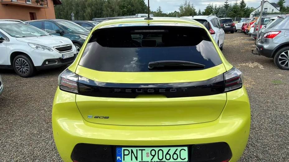 PEUGEOT 208 -