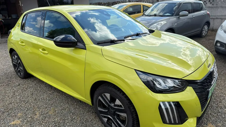 PEUGEOT 208 -