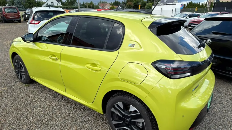 PEUGEOT 208 -