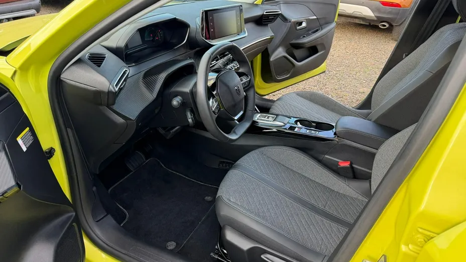 PEUGEOT 208 -