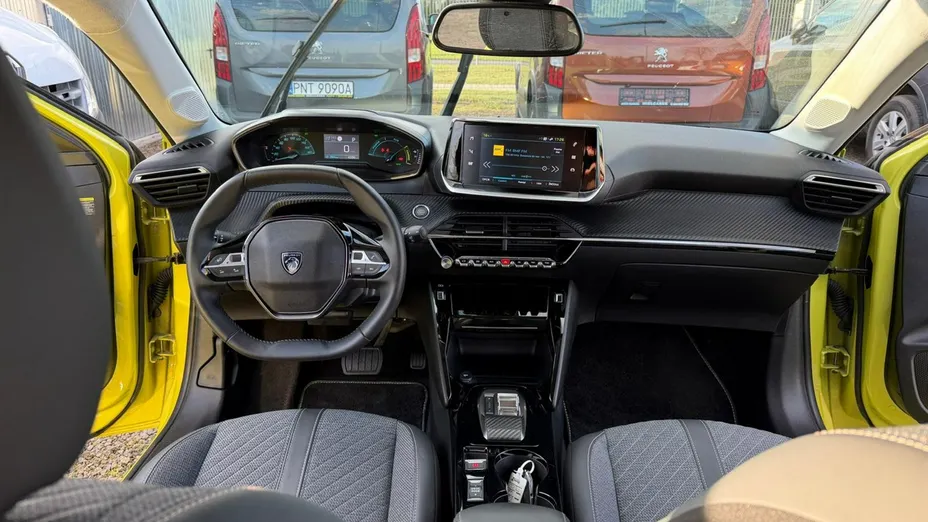 PEUGEOT 208 -