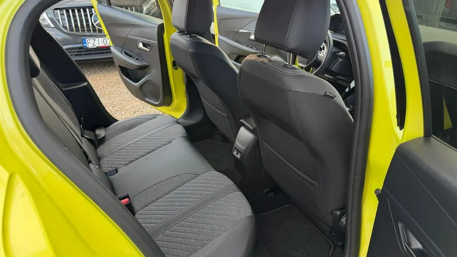 PEUGEOT 208 -