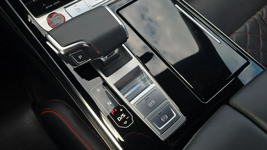 AUDI S8 -