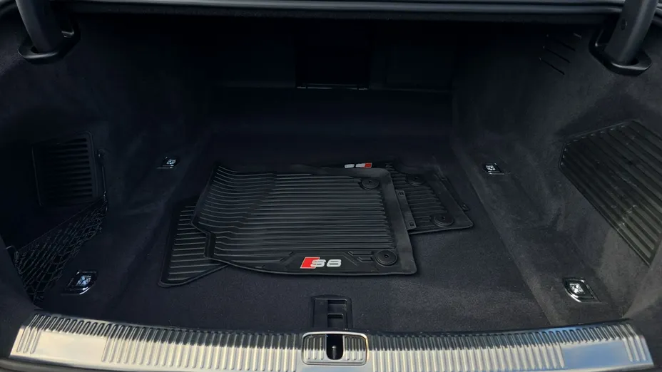 AUDI S8 -