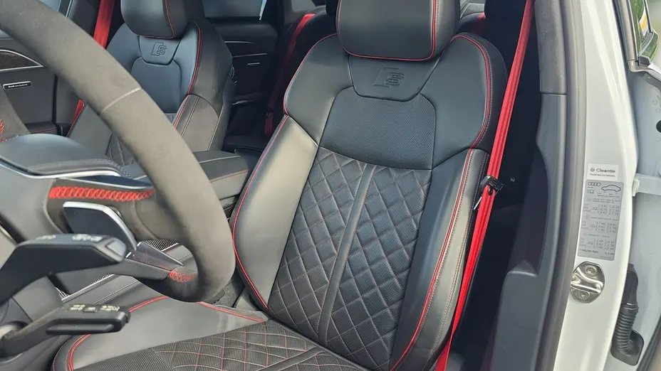 AUDI S8 -