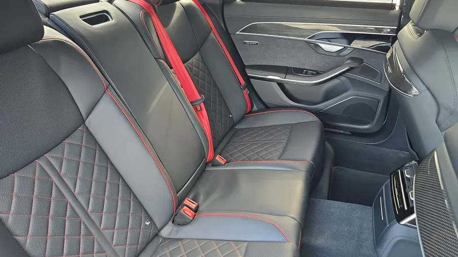 AUDI S8 -