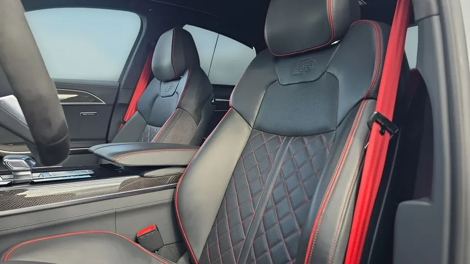 AUDI S8 -