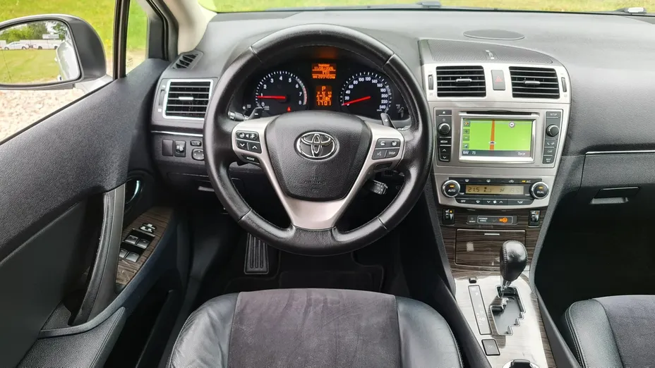 TOYOTA Avensis -