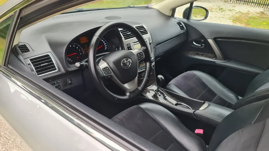 TOYOTA Avensis -