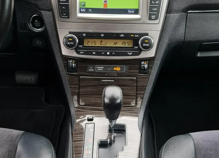 TOYOTA Avensis -