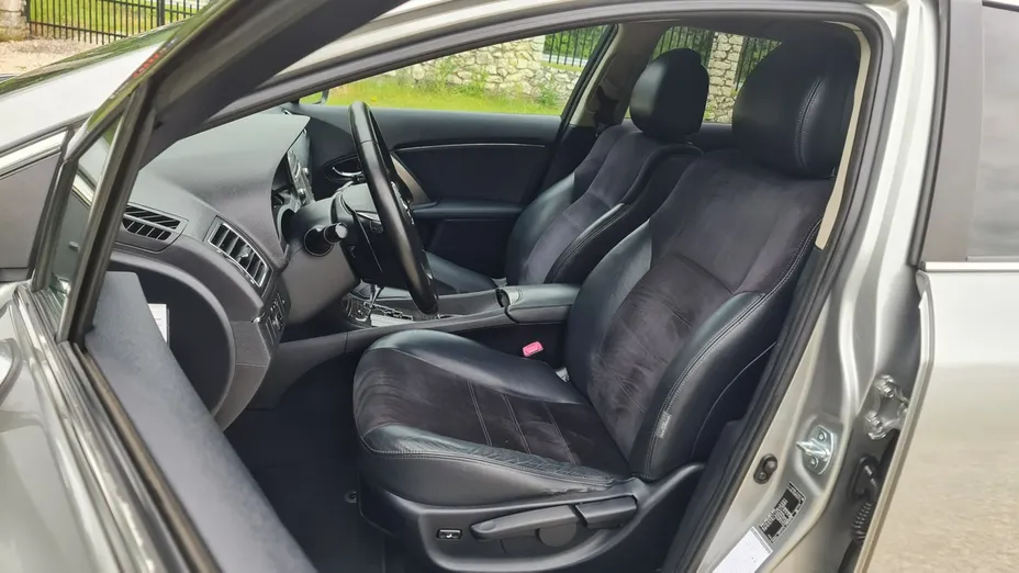 TOYOTA Avensis -