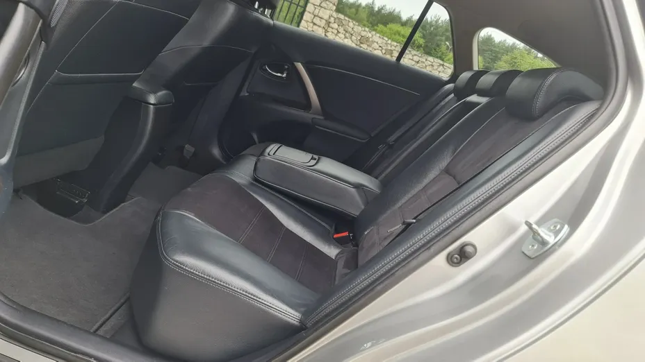 TOYOTA Avensis -