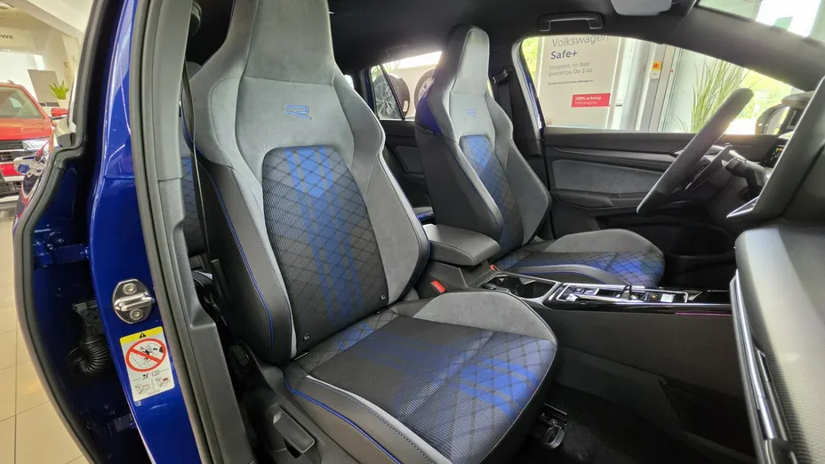 VOLKSWAGEN Golf -
