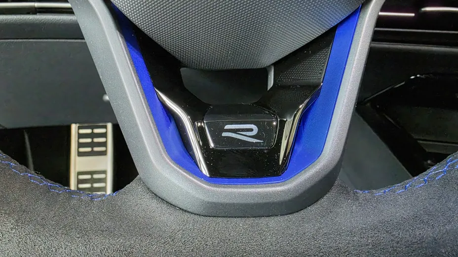 VOLKSWAGEN Golf -