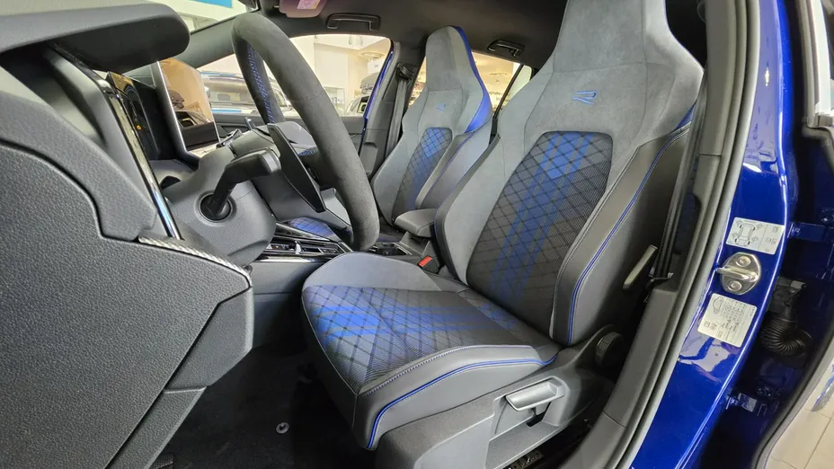 VOLKSWAGEN Golf -