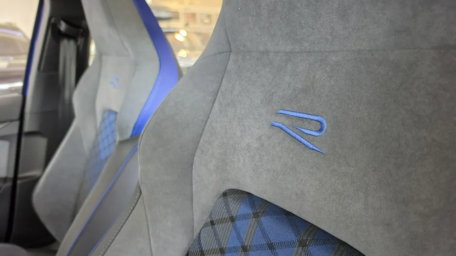 VOLKSWAGEN Golf -
