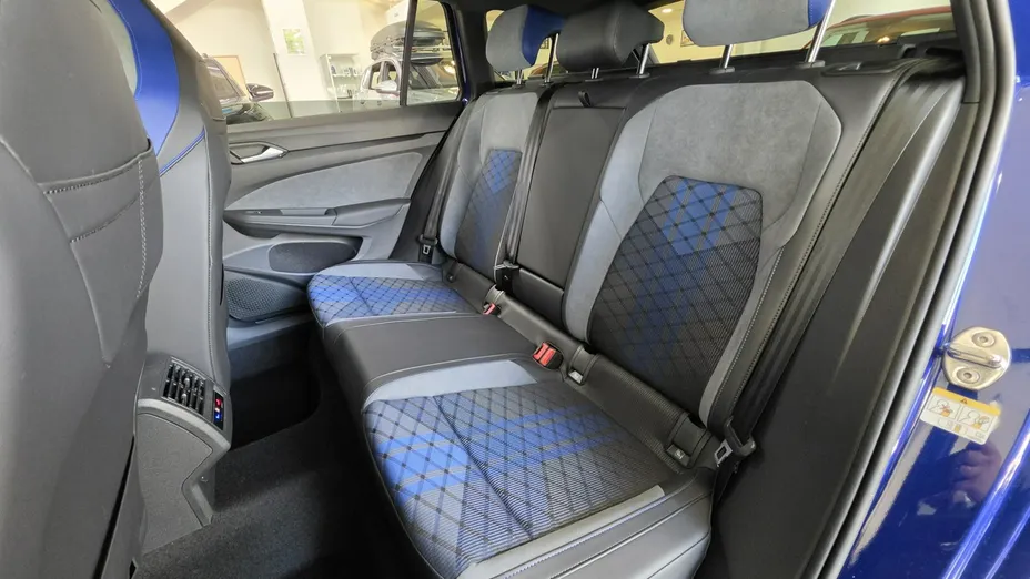 VOLKSWAGEN Golf -