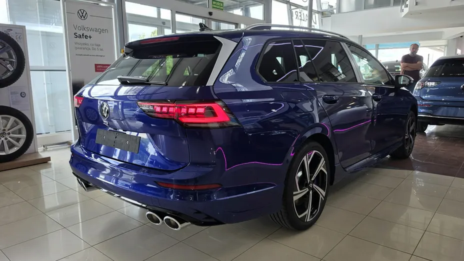 VOLKSWAGEN Golf -