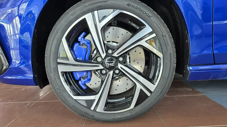 VOLKSWAGEN Golf -