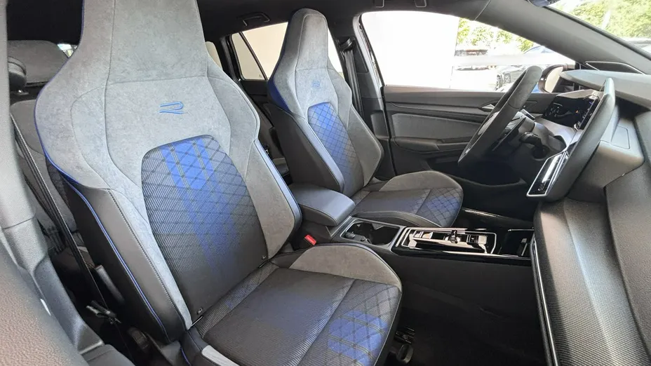 VOLKSWAGEN Golf -