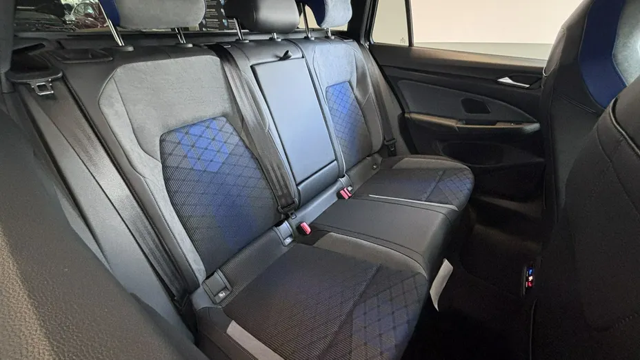 VOLKSWAGEN Golf -