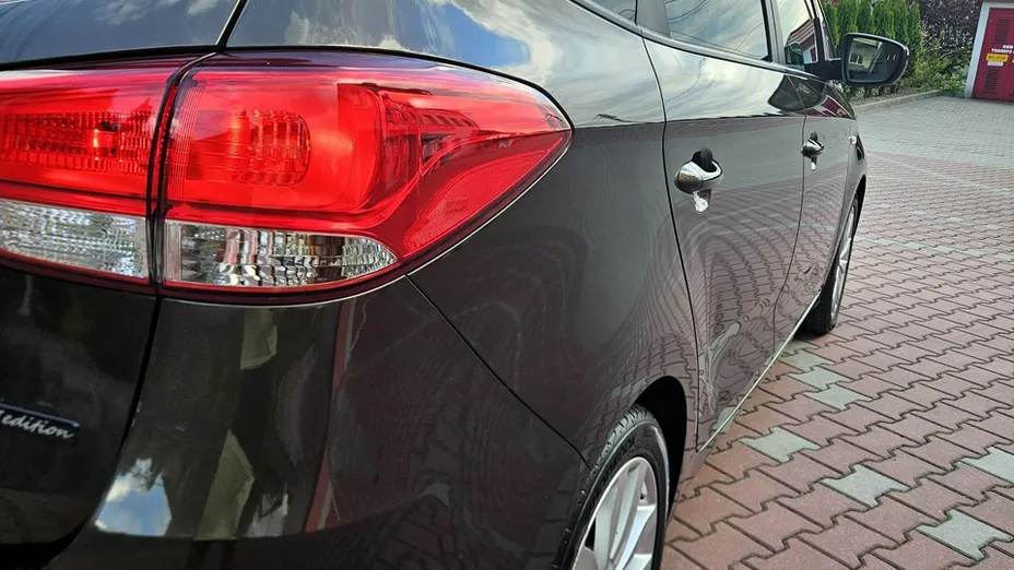 KIA Carens -