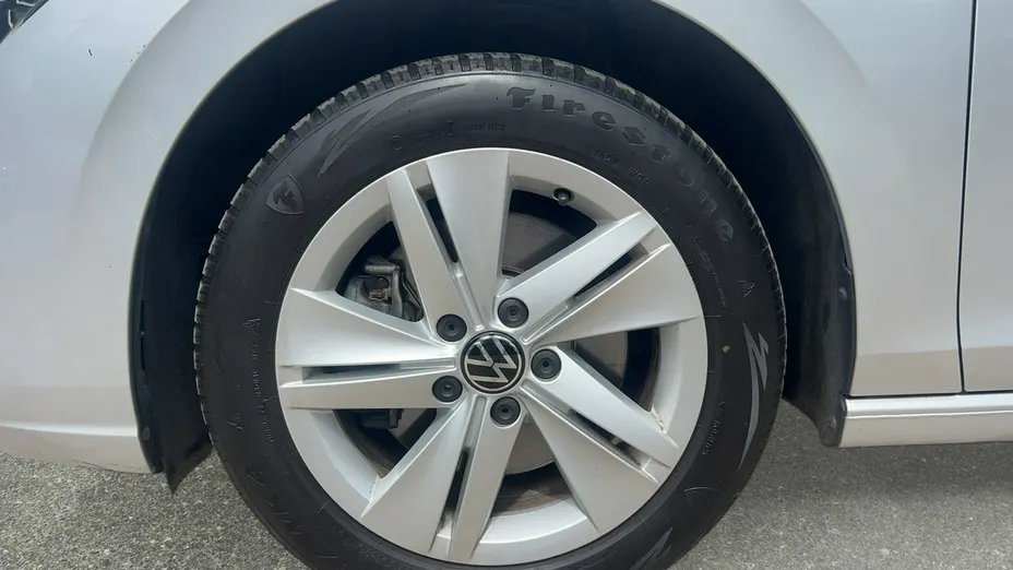 VOLKSWAGEN Golf -