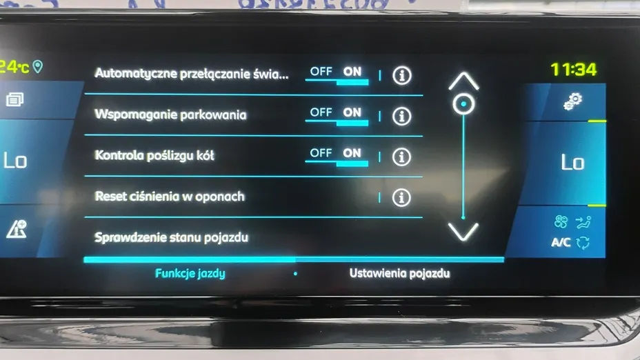 PEUGEOT 208 -