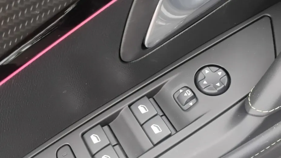 PEUGEOT 208 -