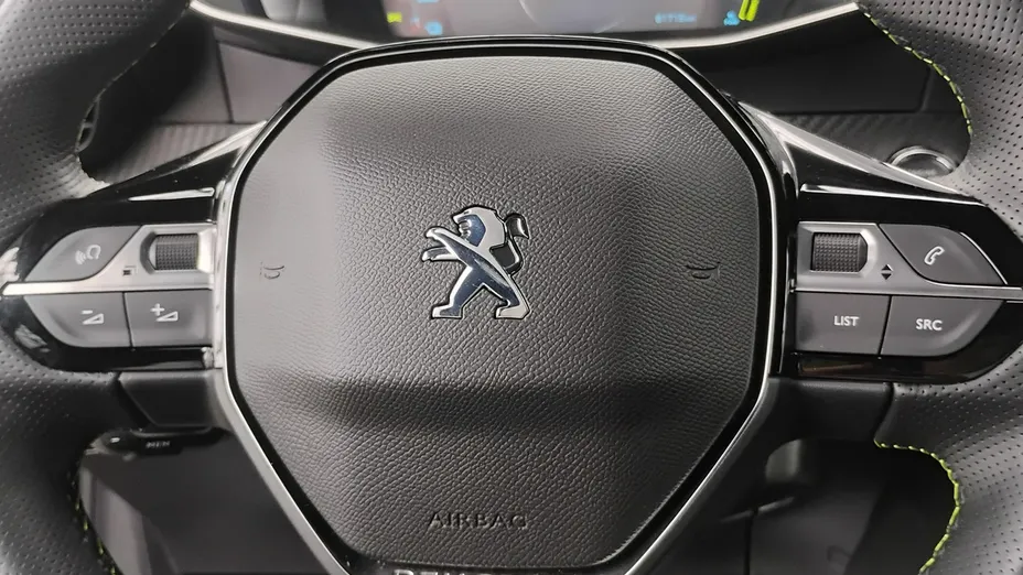 PEUGEOT 208 -