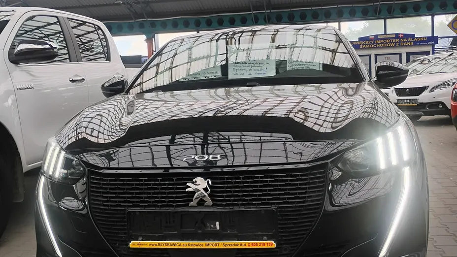 PEUGEOT 208 -