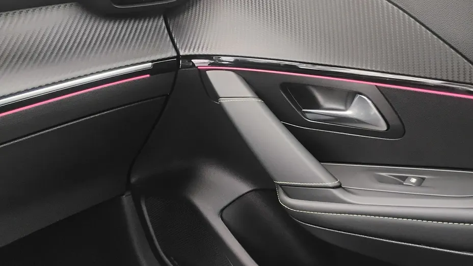 PEUGEOT 208 -
