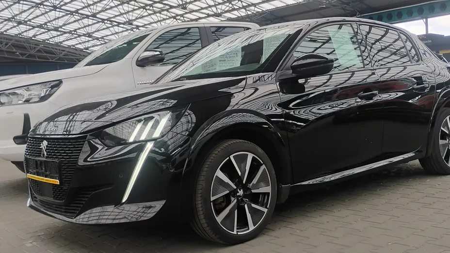PEUGEOT 208 -