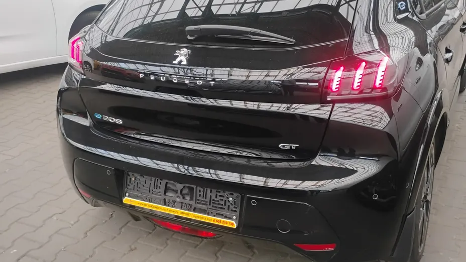 PEUGEOT 208 -