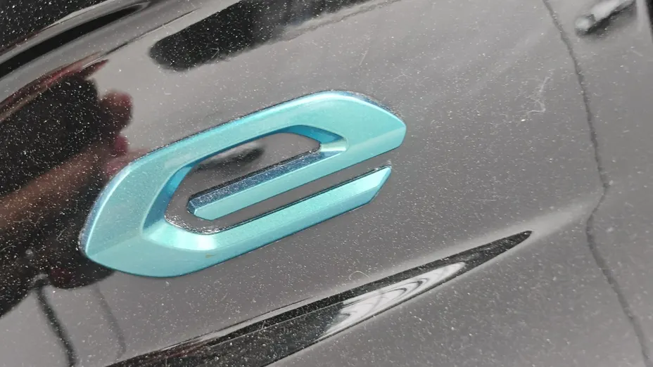 PEUGEOT 208 -