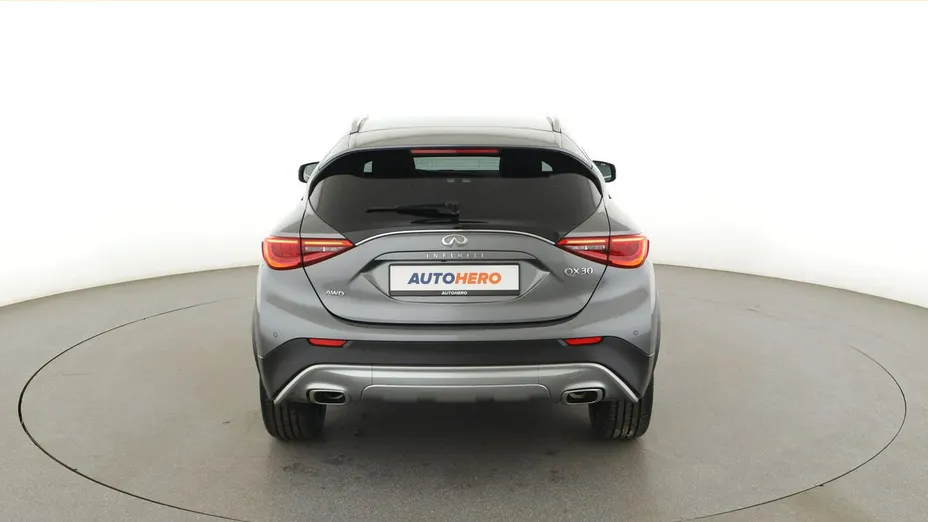 INFINITI QX30 -