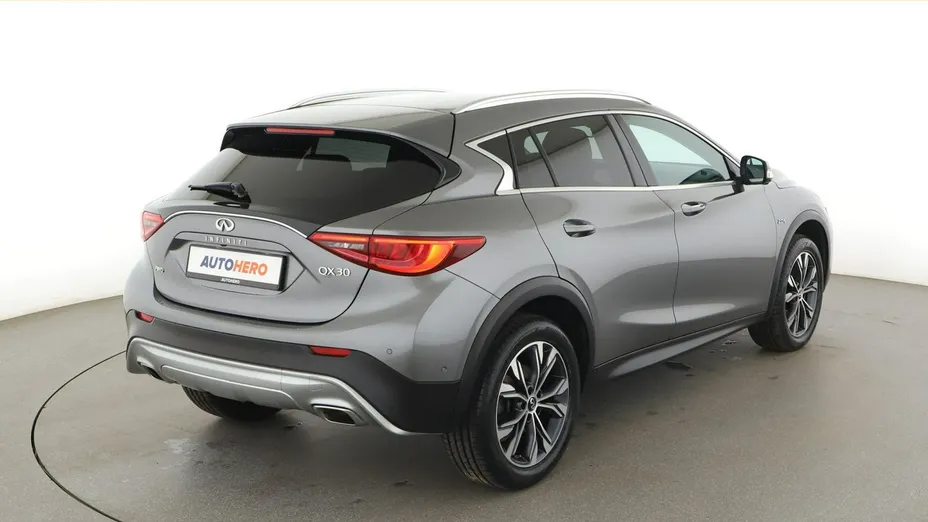 INFINITI QX30 -