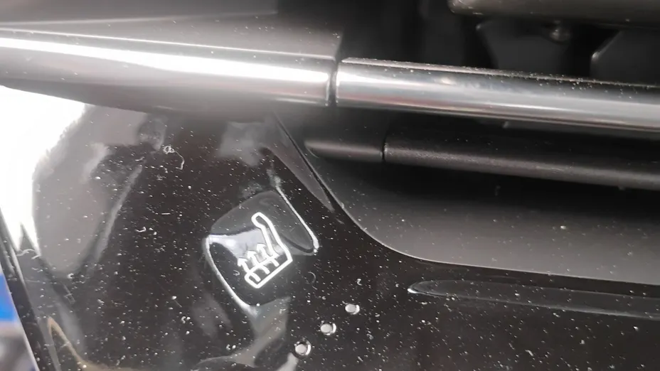 PEUGEOT 208 -