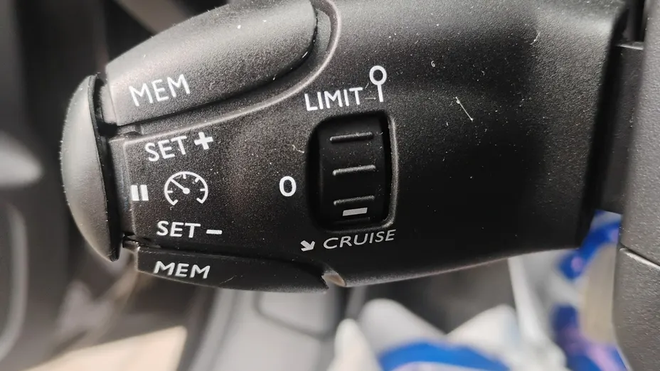 PEUGEOT 208 -