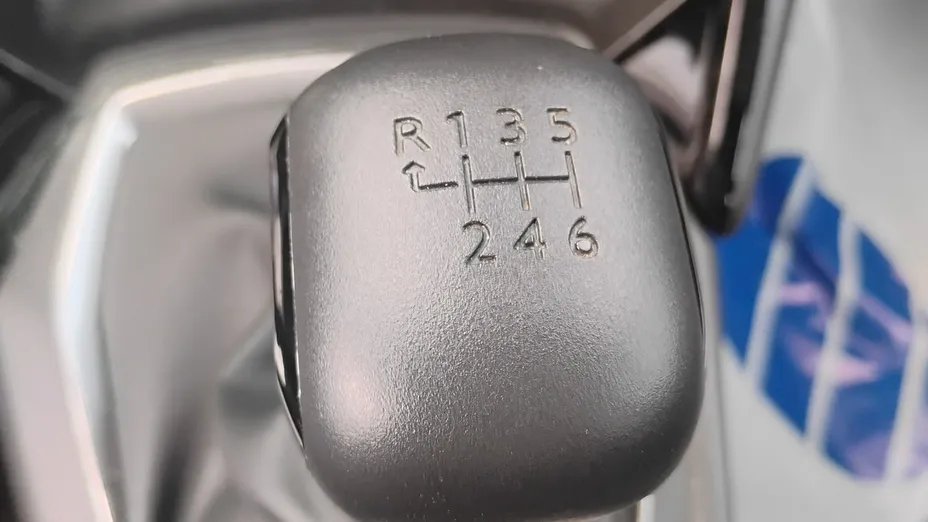 PEUGEOT 208 -
