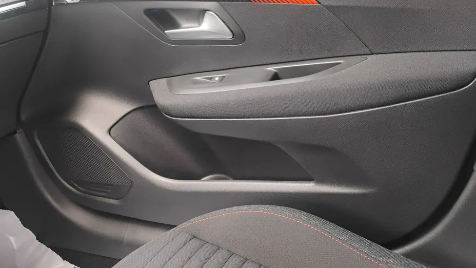 PEUGEOT 208 -