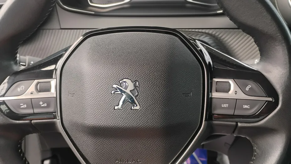PEUGEOT 208 -