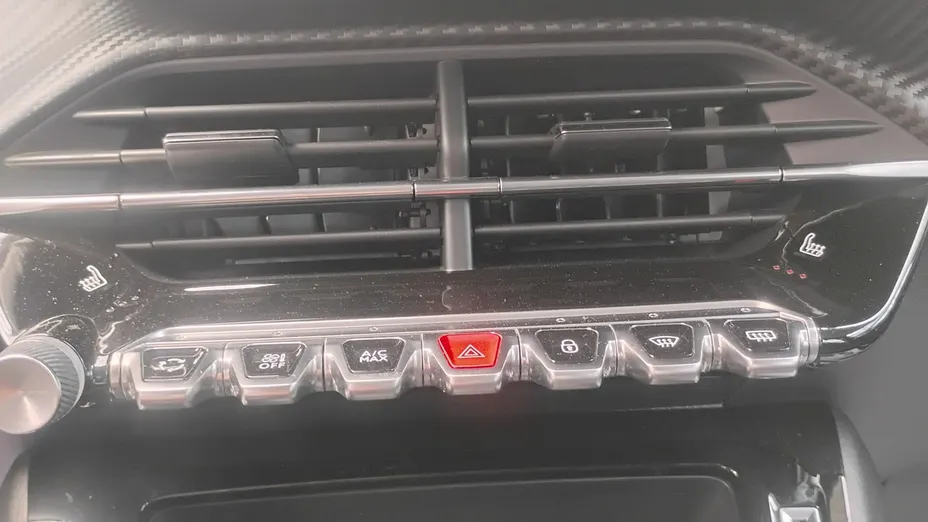PEUGEOT 208 -