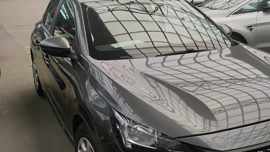 PEUGEOT 208 -