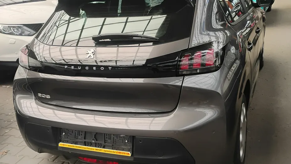 PEUGEOT 208 -