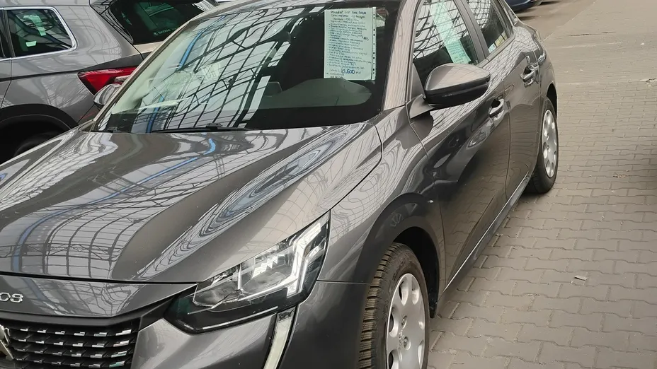 PEUGEOT 208 -