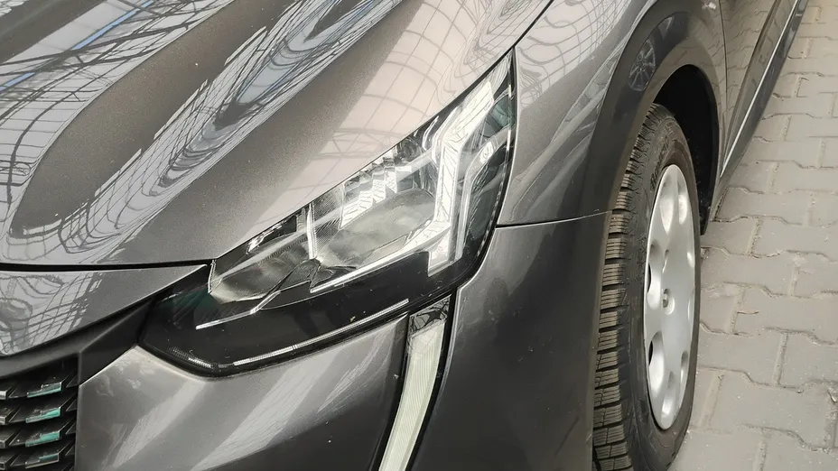 PEUGEOT 208 -
